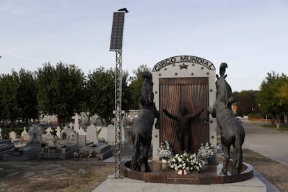 En La Almudena están enterrados dos premios Nobel —Vicente Aleixandre en Literatura y Ramón y Cajal en Medicina—, un Balón de Oro —Di Stéfano—, escritores, toreros o José María González Cachero Junior, que hasta la fecha de su muerte fue el director del Circo Mundial y era un experto en doma. Cachero falleció en 2002 en un accidente de tráfico tras quedarse dormido al volante. En la imagen, el mausoleo que le hizo su familia en La Almudena en honor a sus números de doma, con los que consiguió varias distinciones internacionales. Su panteón cuenta con seguridad para evitar que roben las figuras de cobre.