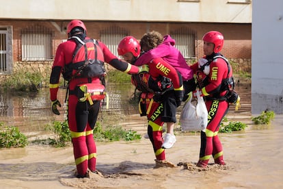 Los servicios de emergencias ayudan a los afectados por las inundaciones en la localidad de Mira, Cuenca, este miércoles. 