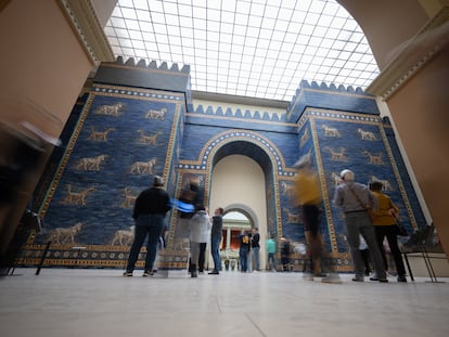 Visitantes ante la Puerta de Ishtar, en el Museo de Pérgamo de Berlín, el 17 de octubre.