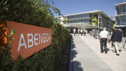 Empleados de Abengoa, en la puerta de la sede central ubicada en Palmas Altas, Sevilla.