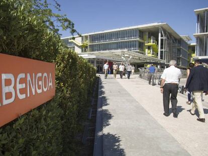 Empleados de Abengoa, en la puerta de la sede central ubicada en Palmas Altas, Sevilla.