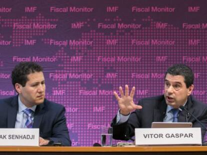El director adjunto del departamento de Finanzas Públicas del FMI, Abdelhak Senhadji, y el director del departamento Fiscal del Fondo Monetario Internacional, Vitor Gaspar, durante la presentación del informe de Estabilidad Financiera.