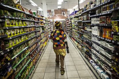 Johanna hace una pequeña compra para la centa en el supermercado. Un paquete de arroz le cuesta el equivalente a una hora y media de trabajo.