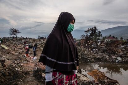 Una superviviente del terremoto de Indonesia espera noticias de sus hijas en la localidad de Palu, el 11 de octubre de 2018. Las autoridades de Indonesia han dado por terminada la búsqueda de víctimas por el terremoto y posterior tsunami que causaron al menos 2.075 muertos hace dos semanas en el norte de la isla de Célebes.