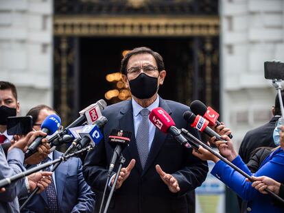 (FILES) In this file photo taken on December 01, 2020 former Peruvian President Martin Vizcarra speaks to the press after meeting a congressional commission to respond to bribery allegations, in Lima. - Peru's popular former president Martin Vizcarra was under fire on February 12, 2021 after a newspaper revealed he was vaccinated against the novel coronavirus months before the country began an official immunization program. (Photo by Ernesto BENAVIDES / AFP)