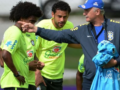 Scolari da instrucciones a sus jugadores durante un entrenamiento.