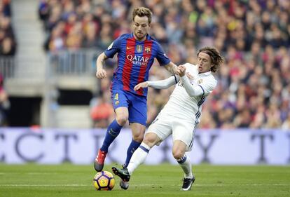 Ivan Rakitic (izquierda) del FC Barcelona es presionado por Luka Modric (derecha) del Real Madrid.