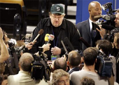 El cineasta Michael Moore habla con los periodistas horas antes del arranque de la convención en Boston.