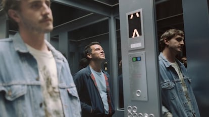 Andrew Scott, entre Paul Mescal y su reflejo, en un ascensor en 'Desconocidos'.