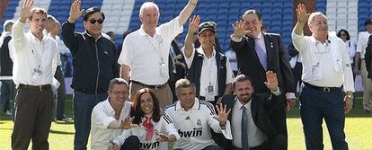Varios miembros de la comisión de evaluación del COI posan junto a Boluda, Alberto Ruiz-Gallardón, Mercedes Coghen, Carlos Santillana y Mijatovic, durante su visita al estadio Santiago Bernabéu.