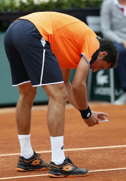 Stakhovsky saca la foto de la marca que ha dejado la pelota en la pista.