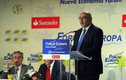 José Antonio Pastor, durante su intervención. A la izquierda, Ramón Jáuregui.