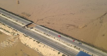 Socavón en la Ara-1, en el kilómetro 4,6, producido por el río.