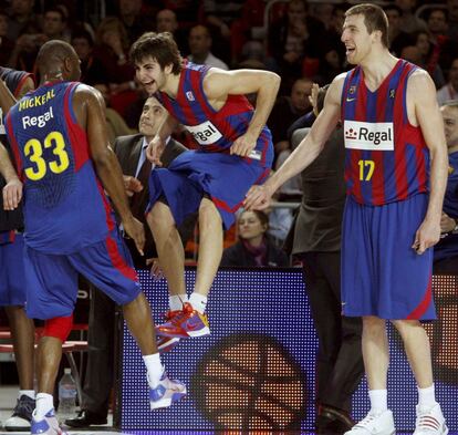 Pete Mickeal, Ricky Rubio y Fran Vázquez celebran el triunfo del Barcelona en la final de Copa de 2010 (80-61).