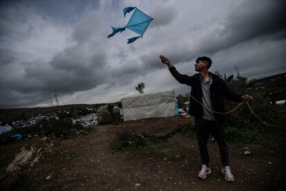 Un hombre en el campamento de Moria, Lesbos, el pasado 4 de marzo.