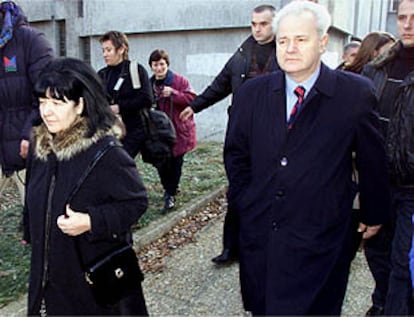 El ex presidente yugoslavo Slobodan Milosevic junto a su esposa Mirjana Markovic, en una imagen de archivo