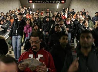 Una multitud de viajeros en una estación del metro de Roma.