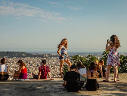 Grupos de jóvenes en Barcelona, el pasado mes de julio.