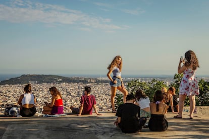 Grupos de jóvenes en Barcelona, el pasado mes de julio.