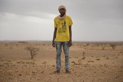 Adam Souleyman posa na entrada do deserto que, há um ano, atravessou rumo à Líbia. Ali foi capturado e transformado em escravo. Todo dia tinha de trabalhar em uma fazenda, enquanto era espancado com um cabo. Conseguiu escapar depois de vários meses.