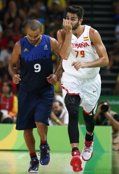 En la imagen, Ricky Rubio (c) celebra una canasta durante el partido.