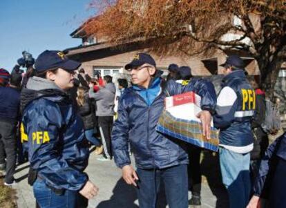 La policía retira cajas con documentos de la casa de Kirchner en Río Gallegos.