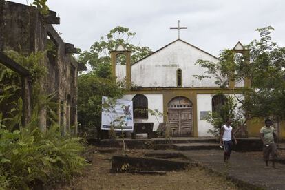 La imagen de la iglesia de Bellavista, en el municipio de Bojayá, estará ya para siempre relacionada con uno de los peores episodios de la guerra en Colombia; la muerte de 79 personas causadas por el cilindro bomba lanzado por las FARC que cayó en el altar.