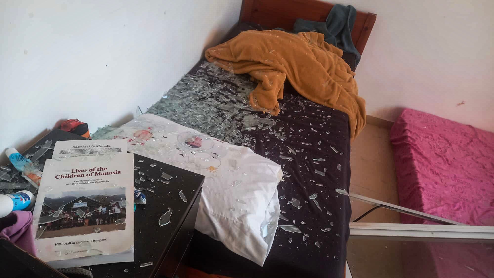 Danos na casa de Gershon Maté, em foto tirada por ele.