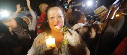 Un grupo de dolientes a las puertas de la casa de Mandela.