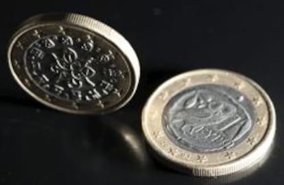 Una imagen muestra dos monedas de euro, una con el sello portugu&eacute;s (izquierda) y otra con el sello griego (derecha).