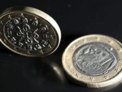 Una imagen muestra dos monedas de euro, una con el sello portugu&eacute;s (izquierda) y otra con el sello griego (derecha).