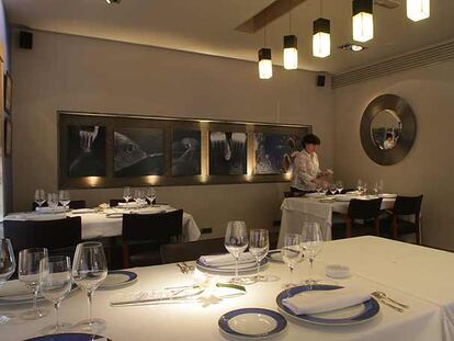 El comedor de Can Bosch, en Cambrils. Abajo, coca de aceite con butifarra de algas, boquerón marinado y tomate.