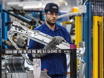 Un empleado de Ford durante su jornada de trabajo en la planta de Almussafes.