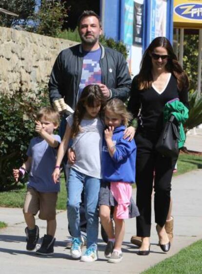 Ben Affleck y Jennifer Garner, con sus tres hijos, en marzo.