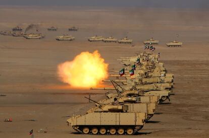 Las fuerzas del ejército kuwaití y francés participan en la ceremonia de clausura de un simulacro conjunto denominado 'Perla del Oeste', en el campo de tiro de al-Udaira, a 95 km al noroeste de la ciudad de Kuwait.