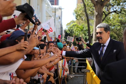 Nicolás Maduro saluda a sus partidarios a su llegada a la Asamblea Nacional.