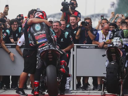 Miembros del equipo Petronas Yamaha SRT celebran la pole de Fabio Quartararo.