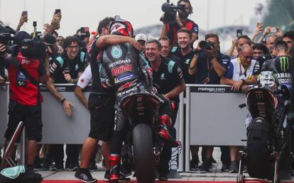 Miembros del equipo Petronas Yamaha SRT celebran la pole de Fabio Quartararo.