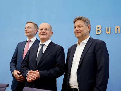 El canciller alemán, Olaf Scholz (centro), junto al ministro de Finanzas, el liberal Christian Lindner (izquierda), y el responsable de Economía, el ecologista Robert Habeck, el pasado 5 de julio en Berlín.