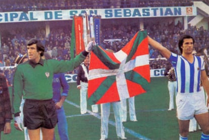 Iribar y Kortabarria, con la ikurriña hace 25 años en el estadio de Atocha.