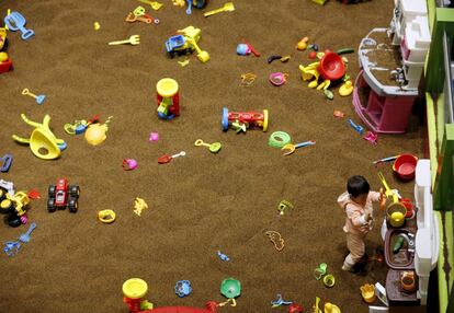 Anan, una niña de dos años, juega en una zona infantil de Beijing (China). Jin Huang, de 38 años, padre de Anan, dice que actualmente no se plantea tener un segundo hijo, pero que podría cambiar de opinión en el futuro gracias a la nueva normativa aprobada por el Gobierno de su país.