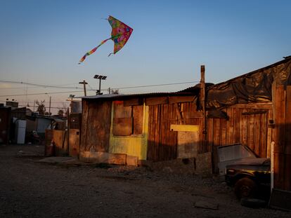 Una cometa entre los pasillos de un campamento en San Bernardo, en las afueras de Santiago de Chile.