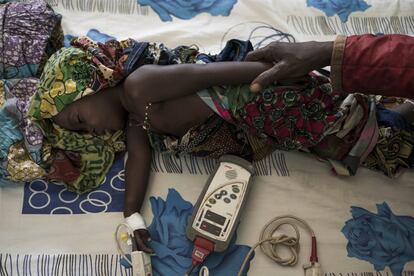 Bemba Traoré, de 28 meses, descansa en la unidad de cuidados intensivos del hospital Kolokani tras ser diagnosticado con su cuarta malaria desde que nació. 