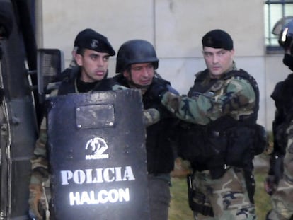 José López, ex-secretário de Obras Públicas da Argentina, é escoltado pelas forças especiais em 16 de junho.