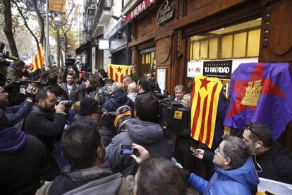 Concentración de la CUP frente a la Audiencia Nacional en solidaridad con los detenidos por la quema de fotos del Rey.