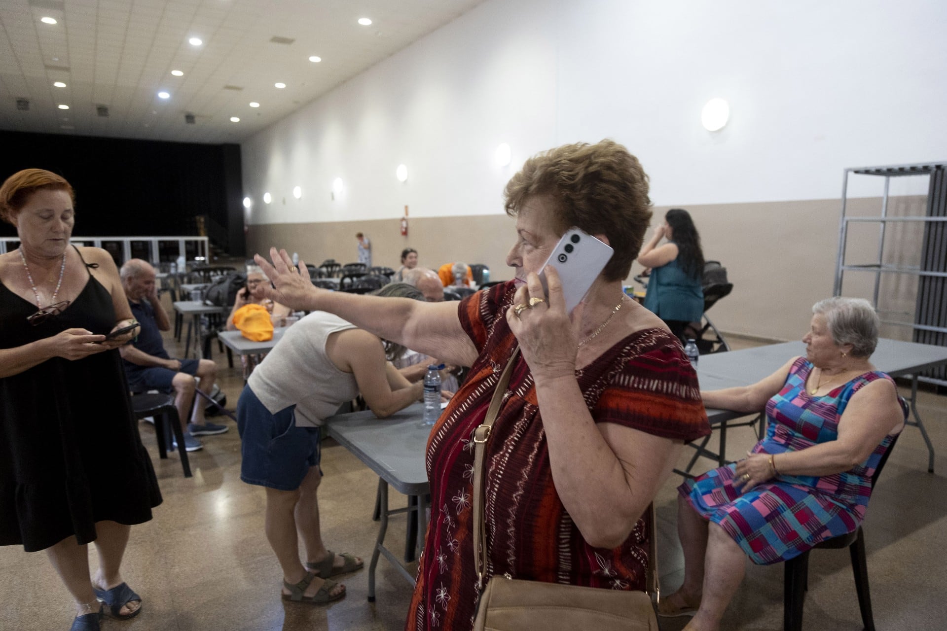 Vecinos de AZuébar desalojados por el fuego, en el Salón Cultural de Soneja, este domingo.