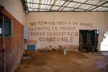 Pintada en el interior del colegio destruido Carme Miquel, en el barrio El Raval de Algemesí. 