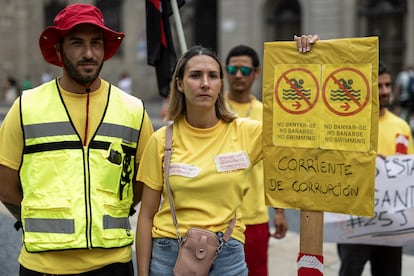 Concentración frente al ayuntamiento de Barcelona de socorristas en huelga.