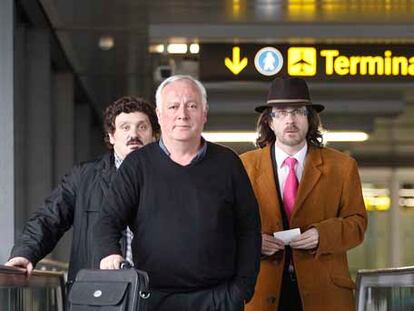 Pepe el del Popular (centro) y su abogado (derecha), en Barajas.