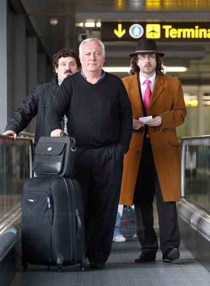 Pepe el del Popular (centro) y su abogado (derecha), en Barajas.